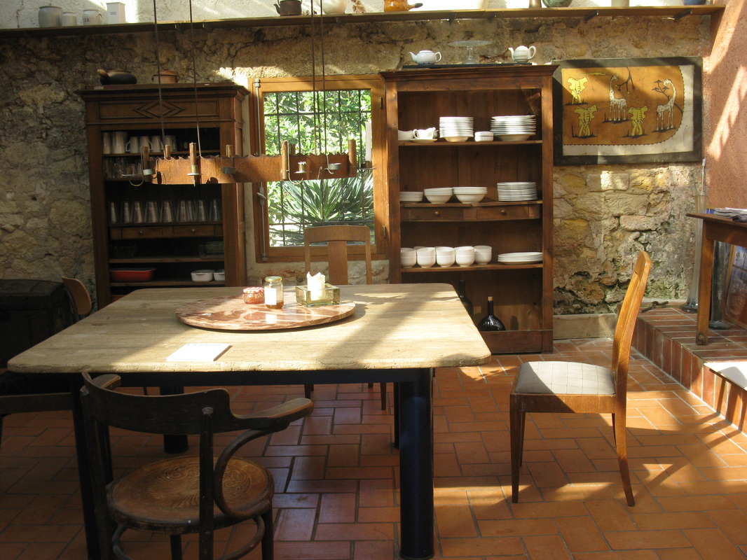 Die Patio. Das Esszimmer mit wunderschöner Natursteinwand und Glasdach. / Le patio. La salle à manger avec un magnifique mur en pierre naturelle et une verrière.