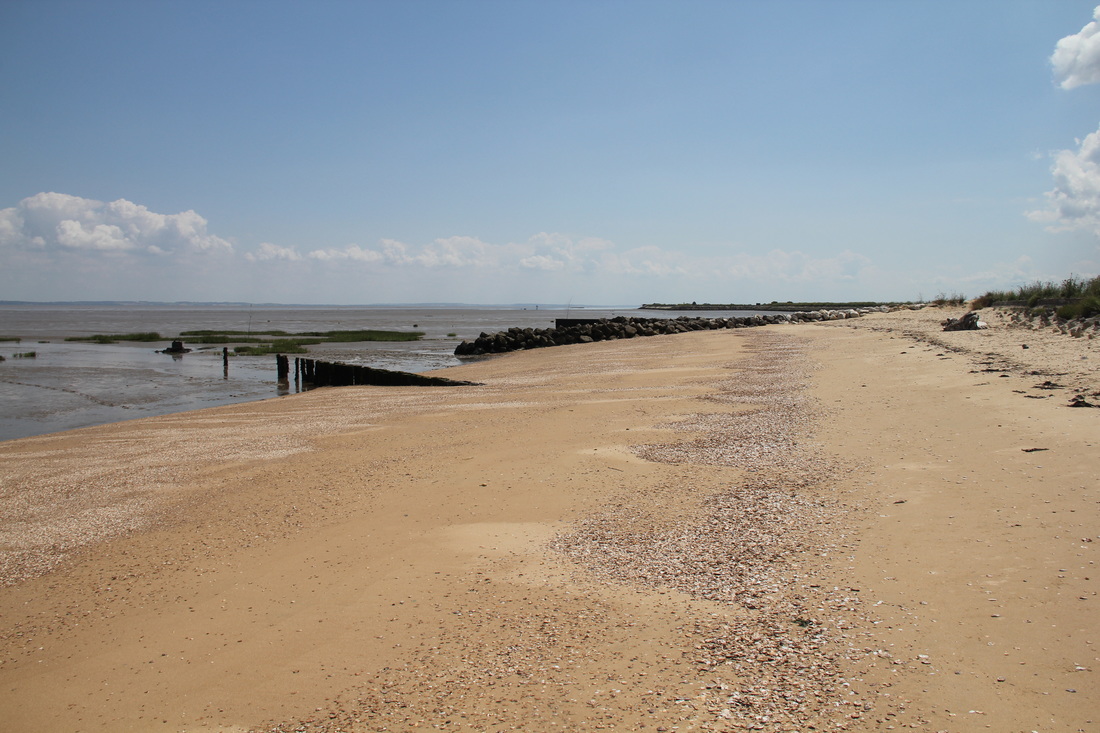 Der Gironde Strand bei Ebbe. Zum Baden nicht geignet. / La plage de Gironde à marée basse. Ne se prête pas à la baignade.